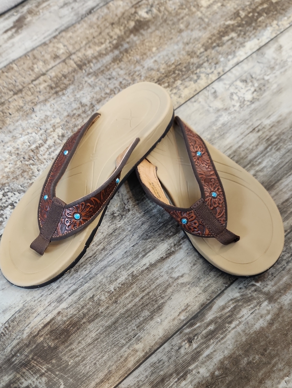Twisted X Women’s Brown Leather-Accent Flip Flops with Turquoise Studs